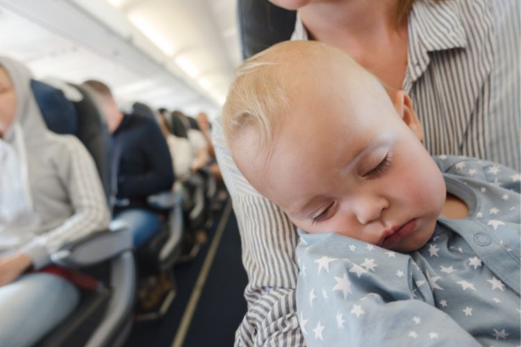 Voyager avec bébé en avion 7 conseils